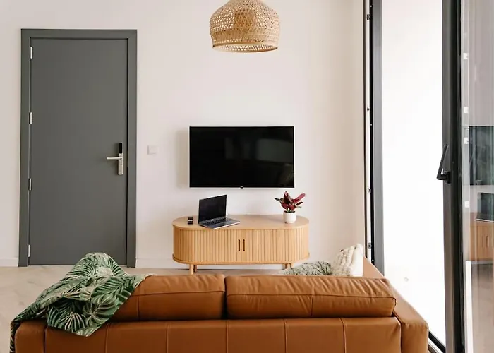 Mainstreet Designer 5 Apartment